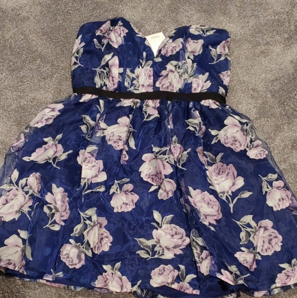 Tobi Dresses & Skirts - Tobi flower strapless dress